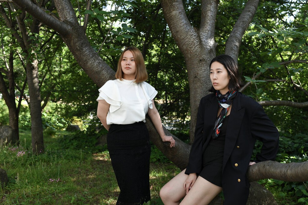 Kazane Kajiya, à esquerda, e Hisui Tatsuta, à direita, estão processando o governo japonês por causa de uma lei que torna a esterilização praticamente impossível para mulheres solteiras e sem filhos — Foto: Noriko Hayashi / The New York Times