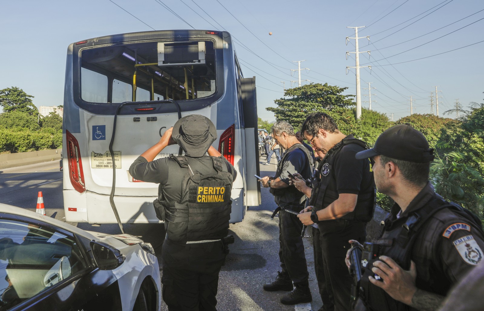 Uma perícia é realizada no ônibus — Foto: Gabriel de Paiva / Agência O Globo
