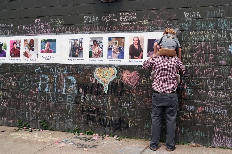 Vítimas de Payton Gendron são homenageadas em muro de Buffalo — Foto: Spencer Platt/Getty Images/AFP/20-5-2022