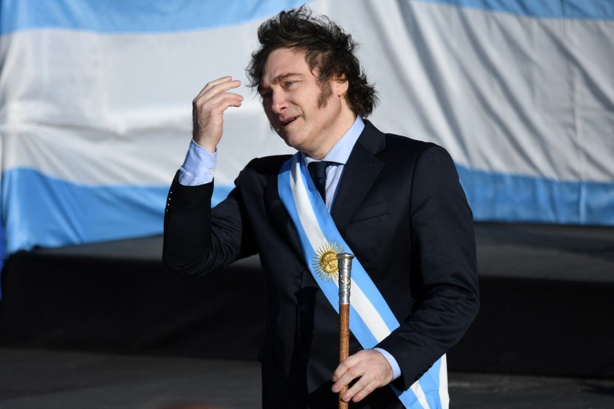 O presidente da Argentina, Javier Milei, durante comemorações do Dia da Bandeira no Memorial da Bandeira Nacional em Rosário, Santa Fé, Argentina,