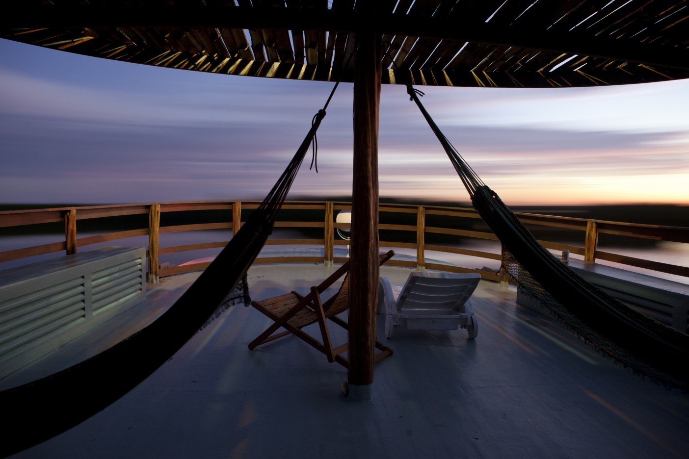 A parte superior do barco tem redes e espreguiçadeiras, com direito a vista panorâmica