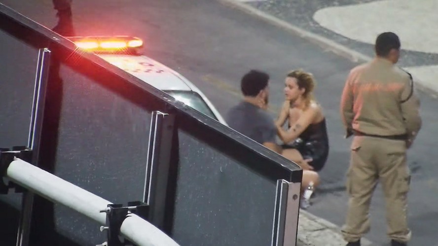 Vídeo mostra reação de amigos de fã da Taylor Swift após jovem ser esfaqueado em Copacabana