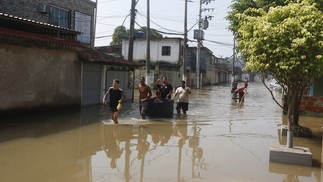 Carros também estão embaixo d'água. — Foto: FABIANO ROCHA