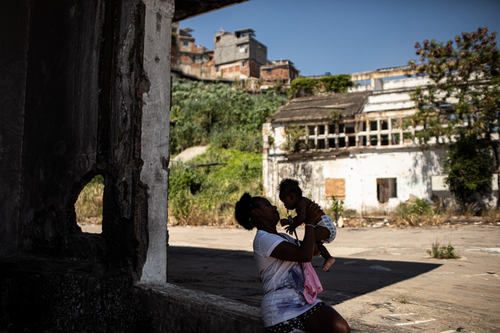 Jeniffer Cristina da Silva Barros, de 28 anos, foi moradora da invasão no terreno do IBGE — Foto: Hermes de Paula