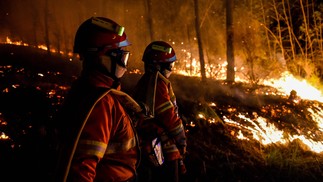 Bombeiros atravessam a noite combatendo incêndio perto de Besseges, sul da França  — Foto: SYLVAIN THOMAS / AFP