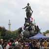 Manifestantes se reunem na Praça da Nação, em Paris, em protesto contra o presidente, Emmanuel Macron - Thomas SAMSON / AFP