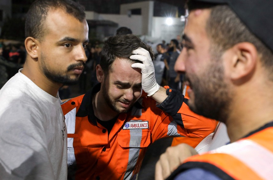 Paramédicos na saída do hospital Al-Shifa, na Faixa de Gaza