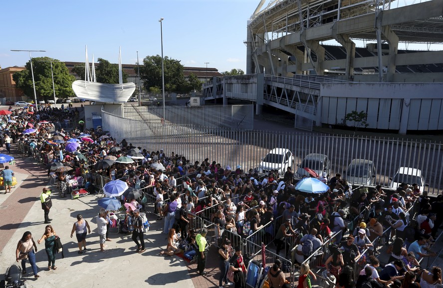 Fila para compra de ingressos da Taylor Swift , no Engenhão