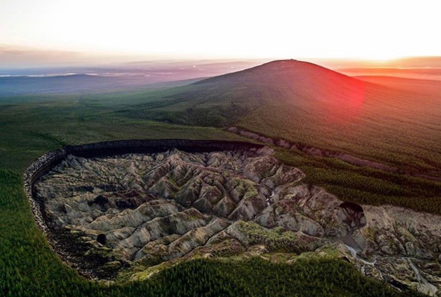 Cratera de 200 acres de largura e quase 90 metros de profundidade está se expandindo mais rápido do que o esperado devido às mudanças climática