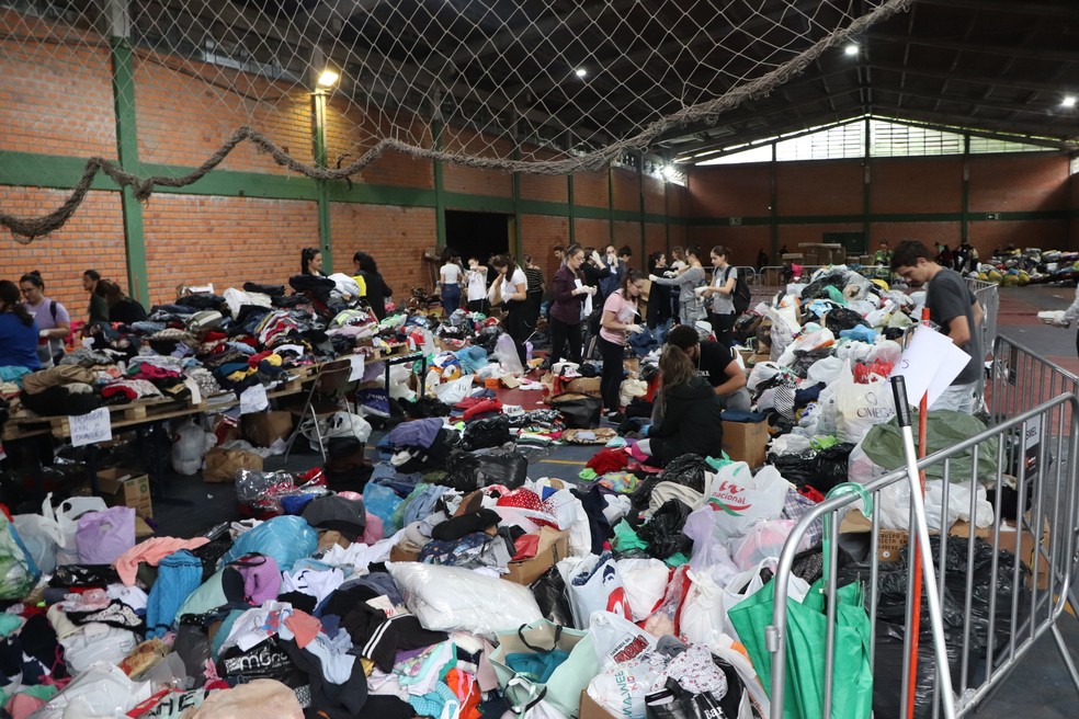 Chuvas no Rio Grande do Sul - Doações de Alimentos e Agasalhos são coletadas — Foto: João Alves/PMSM