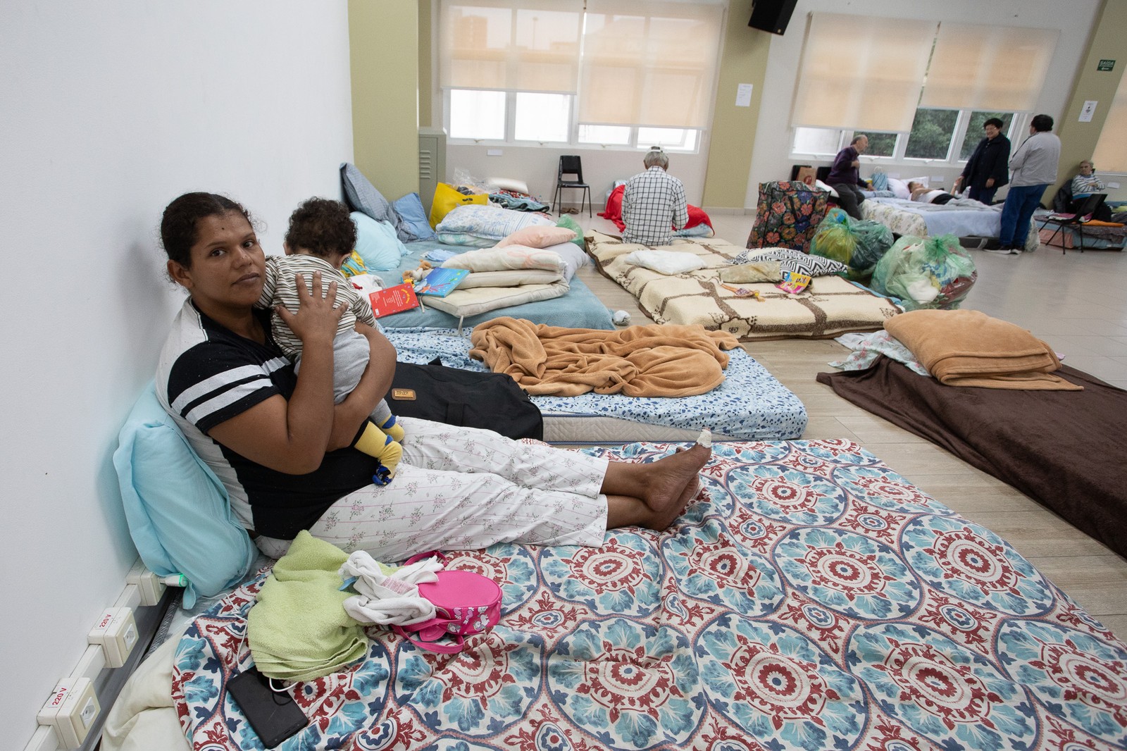 Muitas pessoas tiveram que abandonar suas casas no RS. Na foto, o abrigo da Pastoral do Migrante — Foto: Edilson Dantas/Agência O Globo