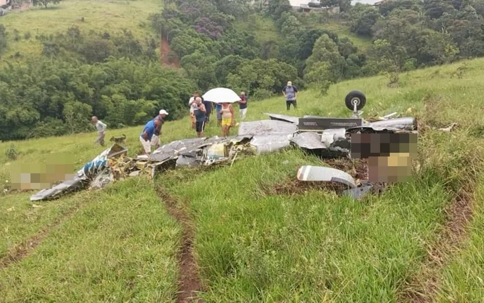 Destroços do avião que caiu neste domingo na zona rural de Itapeva (MG) — Foto: X/reprodução