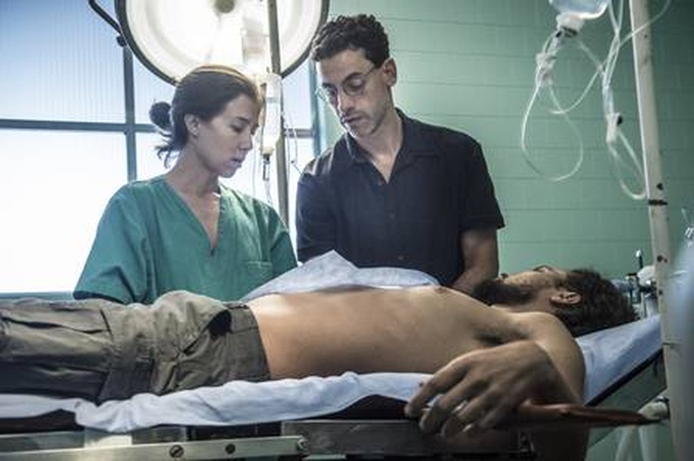 Marjorie Estiano e Márcio Maranhão em 'Sob pressão' — Foto: Divulgação/TV Globo