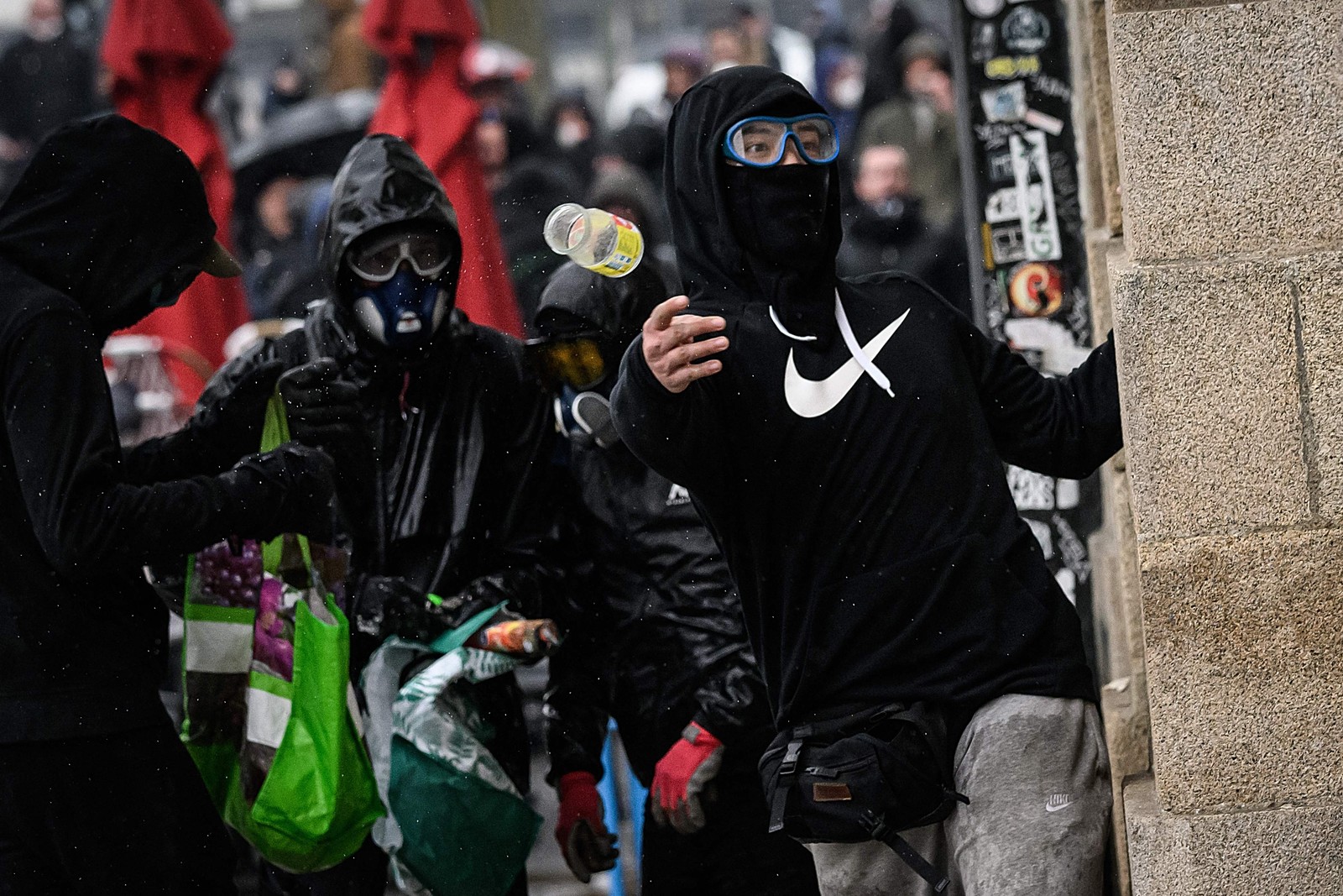 Manifestantes entram em confronto com policiais em Nantes, em 13 de abril de 2023 — Foto: LOIC VENANCE / AFP
