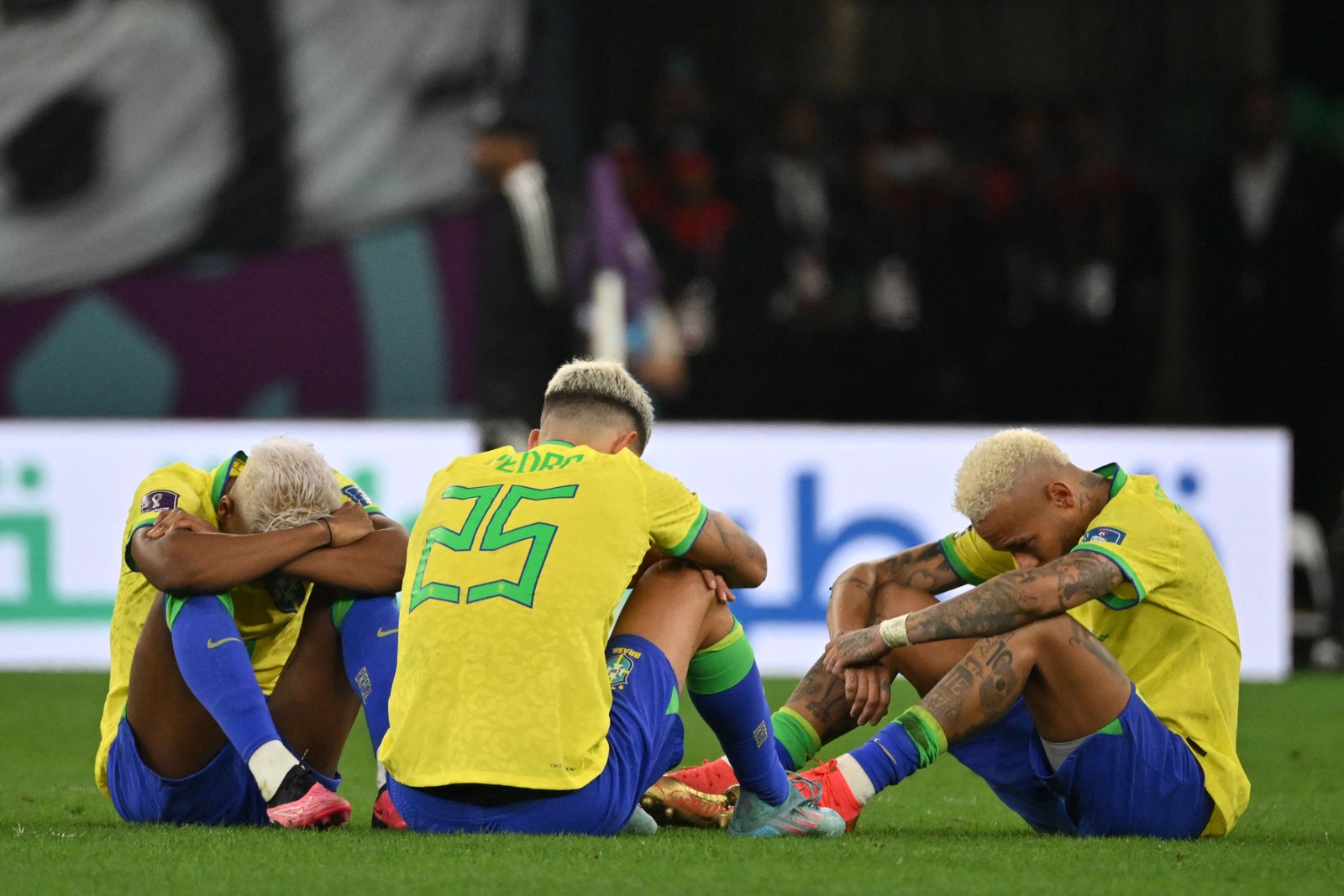 Jogadores brasileiros ficaram desolados após ver interrompido o sonho do hexa — Foto: NELSON ALMEIDA/AFP