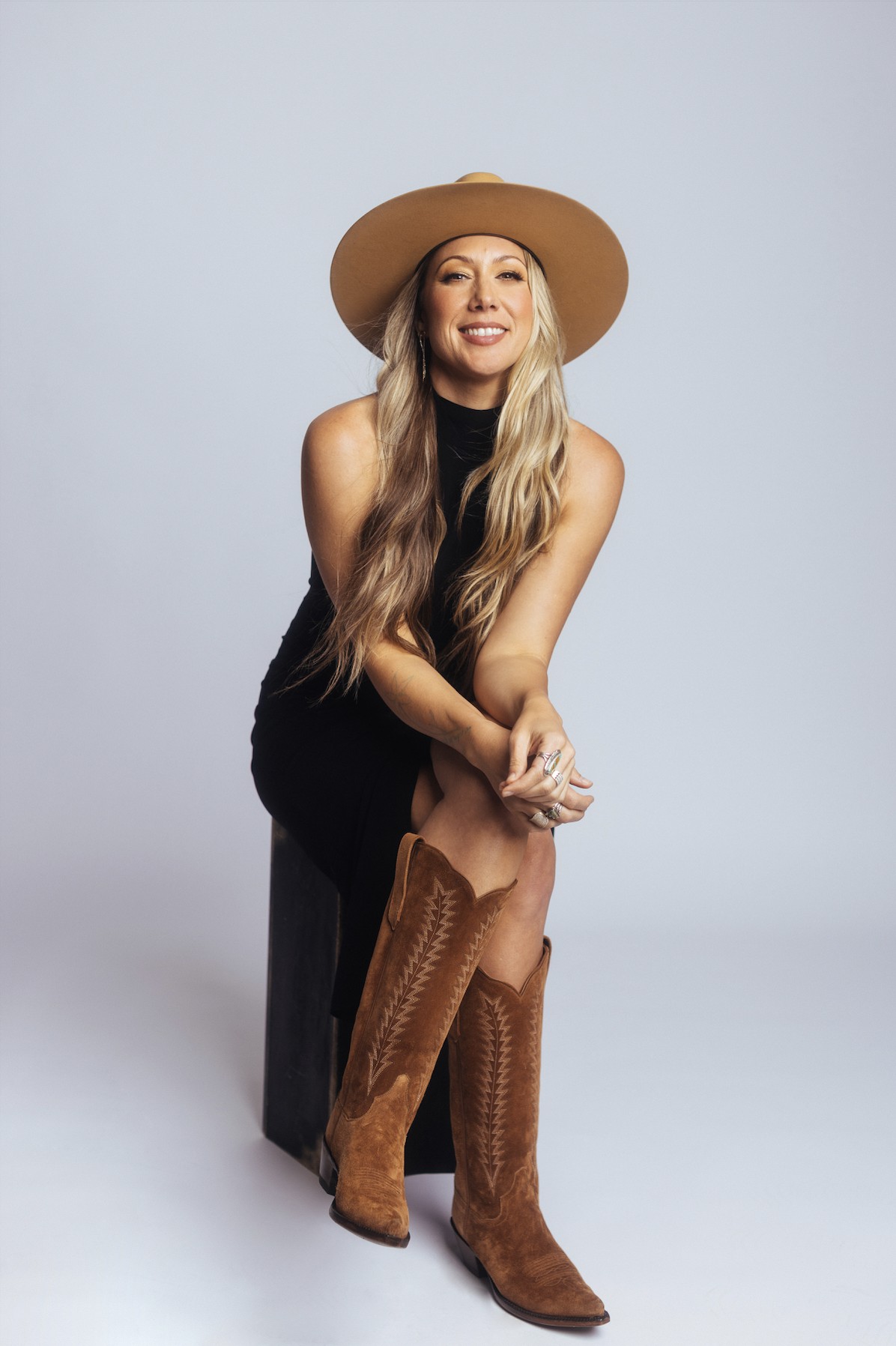 Colbie Caillat em 2023, aos 38 anos, celebrando os 16 anos de carreira — Foto: Divulgação/Patrick Tracy