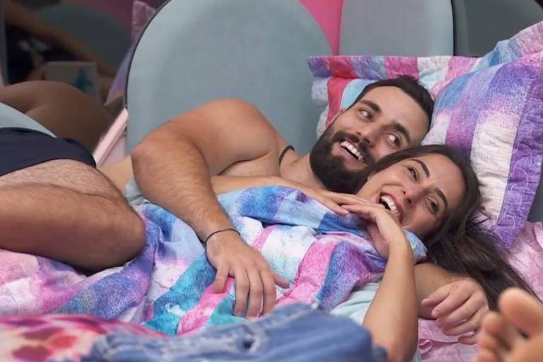 Matteus e Deniziane formaram o primeiro casal do 'BBB' 23. Os dois se aproximaram desde o primeiro dia e protagonizaram um romance fofo. Mas antes de ser eliminada, a sister terminou o affair, afirmando que não queria se perder no jogo — Foto: Reprodução/Globo