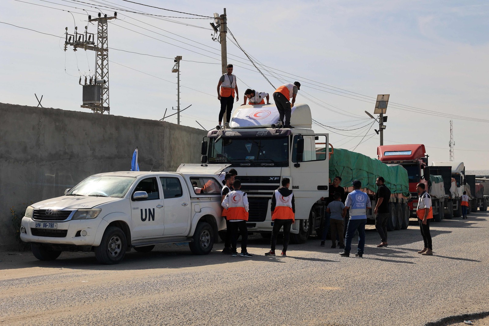 Ajuda humanitária chega na Faixa de Gaza — Foto: Mohammed ABED / AFP