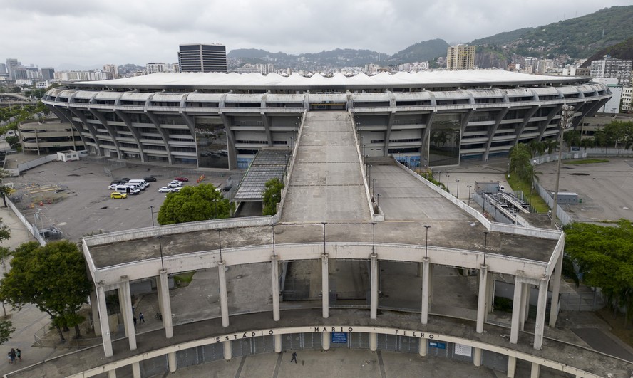 Imagem de drone feita pelo GLOBO mostra que o mosaico de Cartola já está posicionado no Maracanã, na porção de gramado atrás do gol, esperando a hora do jogo para ser erguido