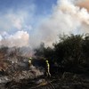 Bombeiros apagam um incêndio em uma área aberta em Lod, perto de Tel Aviv, alegadamente causado por um míssil disparado por houthis. Rebeldes reivindicam ataque - Menahem Kahana/AFP