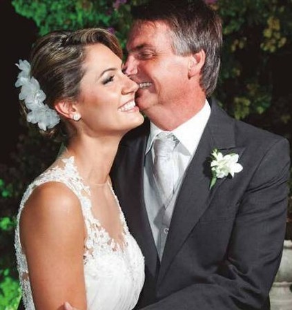 Michelle no casamento com Bolsonaro, em 2013 — Foto: Reprodução/Aszmann/Revista Festejar Noivas RJ