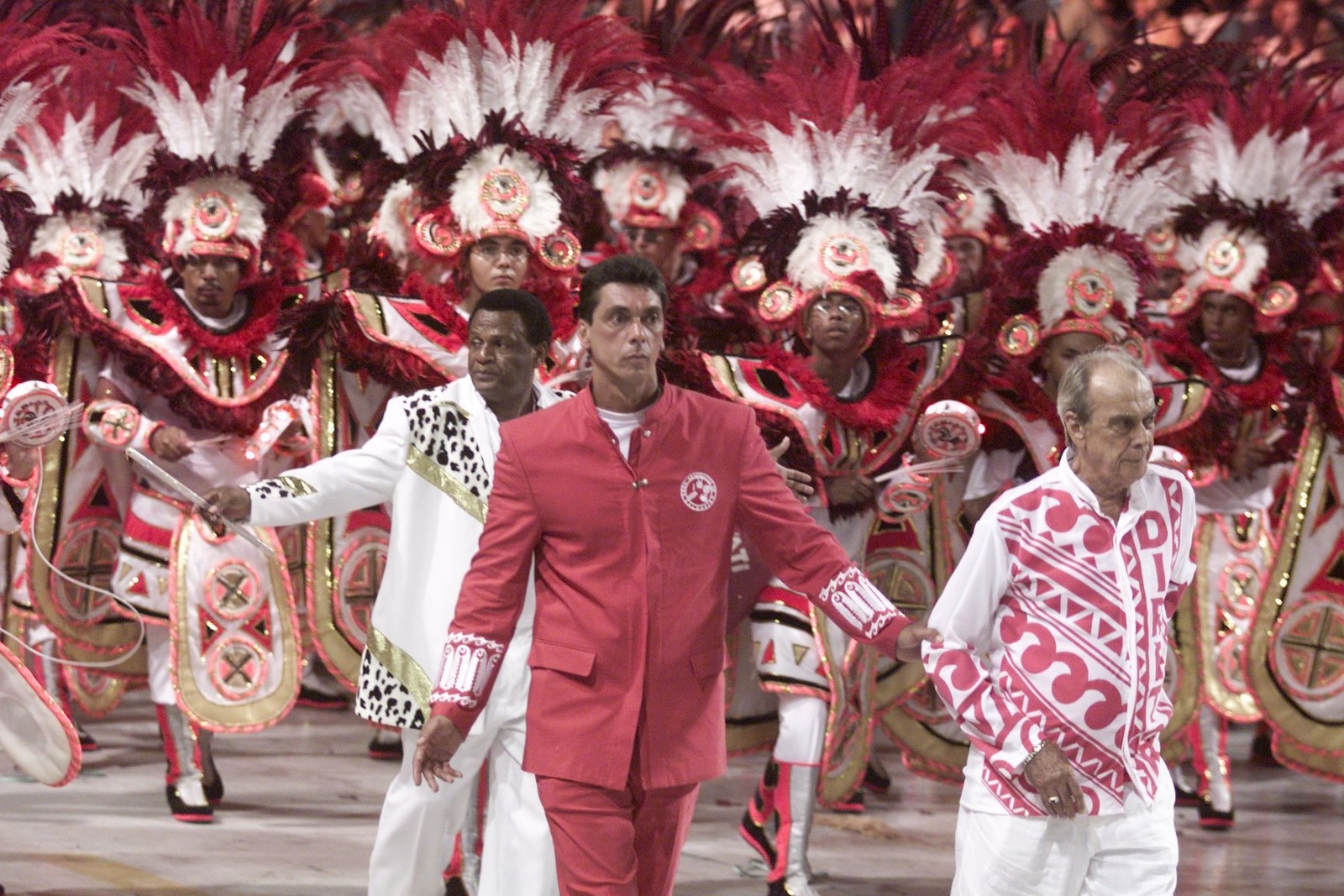 Maninho segura o braço do pai, Miro, durante desfile do Salgueiro em 2001 — Foto: Marcelo Carnaval / Agência O Globo