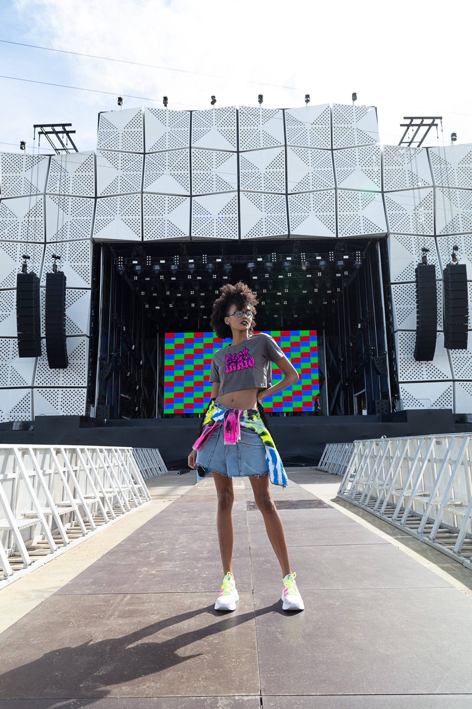 Lorenna veste cropped Rock in Rio,   R$ 150 (loja.rockinrio.com); short Dress To, R$ 59 (@dressto); jaqueta George Azevedo, R$ 980 (@georgeazevedo.art): óculos Dita Eyewear, R$ 590 (@ditaeyewear); e tênis Schutz, R$ 490 (@schutzoficial) — Foto: Divulgação/Ricardo Penna