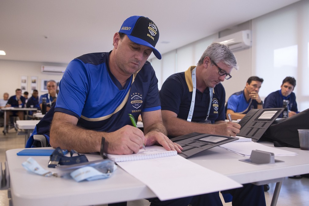 Rogério Ceni e Odair Hellmann em curso da Licença Pro, em 2019 — Foto: Thais Magalhães/CBF