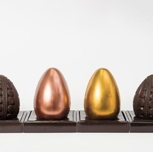 A Ana Foster Chocolates (96479-6332) criou uma linha de ovos veganos com quatro sabores.   A partir de R$ 115 (200g) — Foto: Divulgação