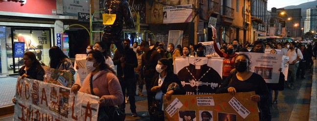 Membros de organizações pelos direitos infantis protestam contra casos de pedofilia por padres de internato católico em Cochabamba, Bolívia  — Foto: Fernando Cartagena / AFP