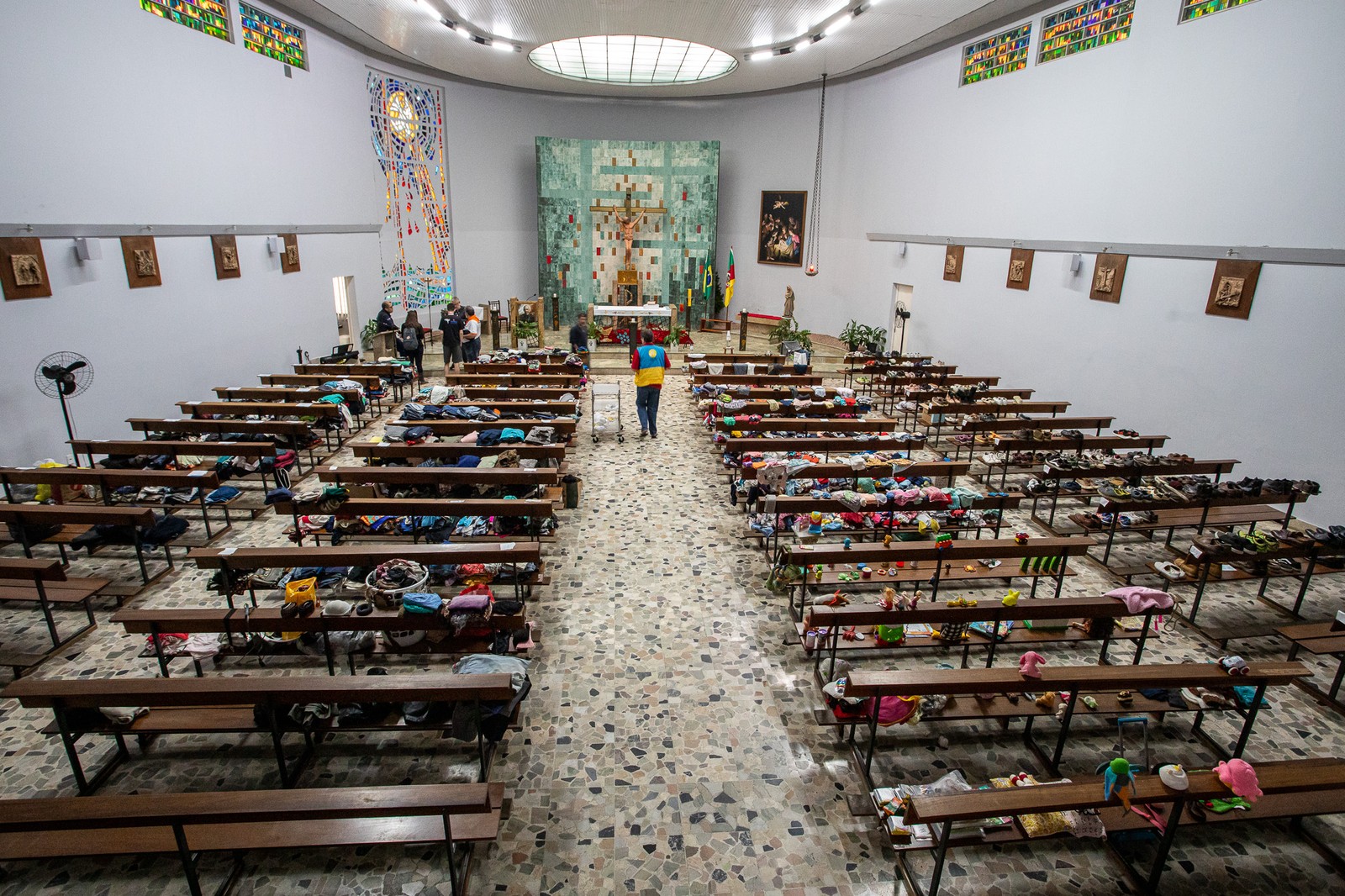Na Pastoral do Migrante, as doações nos bancos da igreja — Foto: Edilson Dantas/Agência O Globo
