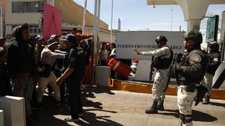 Por volta do meio-dia, uma grande multidão de venezuelanos começou a se reunir perto da entrada de uma ponte que liga Ciudad Juarez, no México, a El Paso, no Texas — Foto: Herika Martinez / AFP