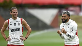 Filipe Luís e Gabigol no treino do Flamengo desta sexta-feira — Foto: Flamengo / divulgação