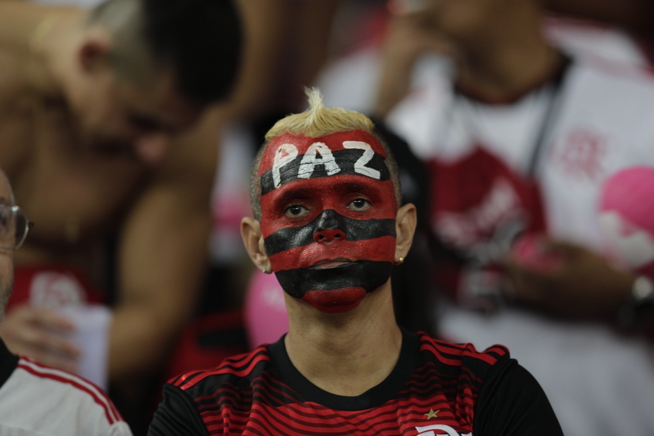 Torcedor rubro-negro antes da bola rolar no Maracanã — Foto: Alexandre Cassiano