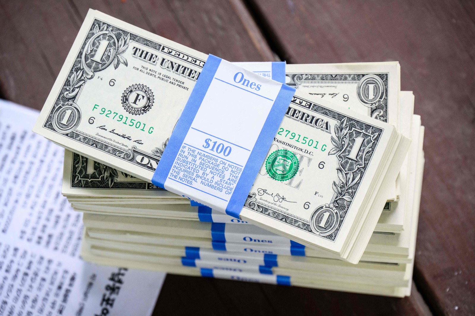 Entre itens enviados ao vizinho do Norte estão notas de um dólar — Foto: Anthony Wallace/AFP