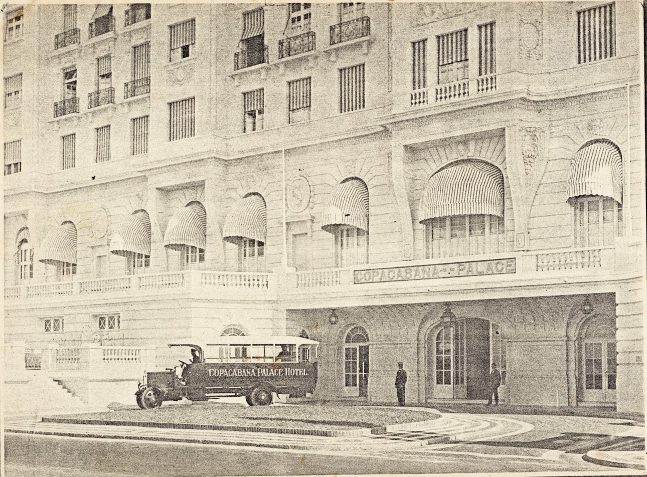 Veículo em frente ao Copacabana Palace em 1930— Foto: Coleção Gilberto Ferrez / Acervo Instituto Moreira Salles