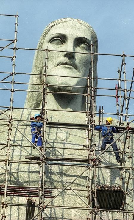 Reforma na estátua do Cristo realizada em 2000. A escultrua é o maior e mais famoso símbolo da Art Déco no mundo Foto:  — Foto: Custódio Coimbra / Agência O Globo