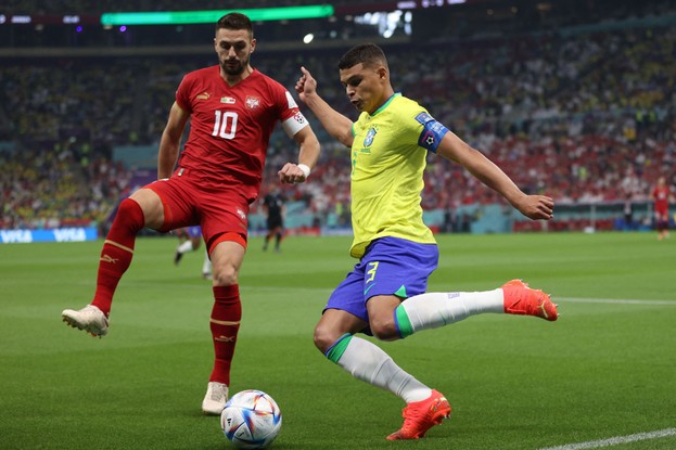 O atacante sérvio Dusan Tadic briga pela bola com o zagueiro brasileiro Thiago Silva