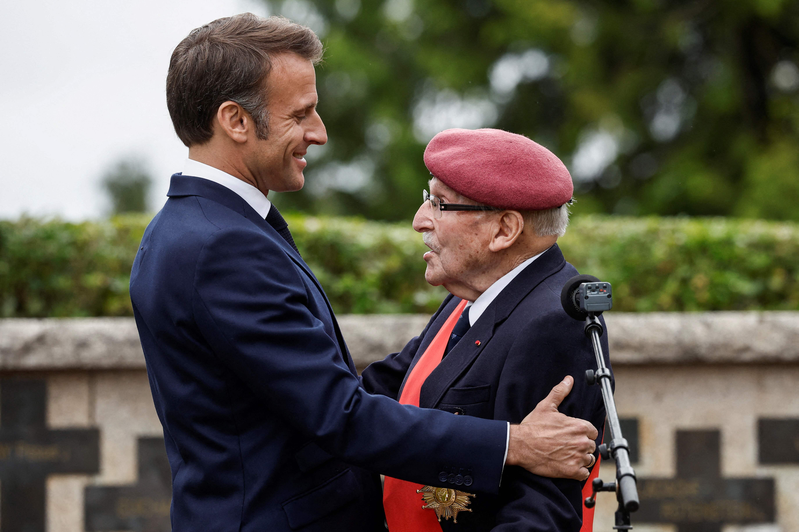 O presidente da França, Emmanuel Macron (direita) e Achille Muller, de 98 anos, último sobrevivente das Forças Francesas Livres, durante uma cerimônia em homenagem aos paraquedistas SAS e às Forças Francesas Livres que morreram na Bretanha durante a Segunda Guerra Mundial. Evento é parte das comemorações do "Dia D" que marcam o 80º aniversário do desembarque dos Aliados na Segunda Guerra Mundial na Normandia. — Foto: Benoit Tessier / POOL / AFP