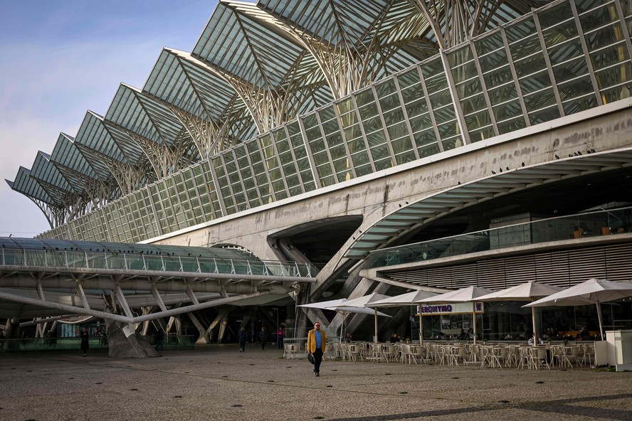 Homem caminha sozinho junto à Estação Oriente, em Lisboa