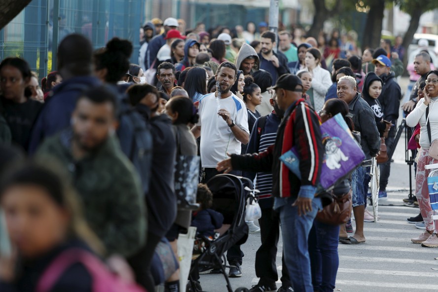 Fila de pessoas que querem ingressar no Cadastro Único