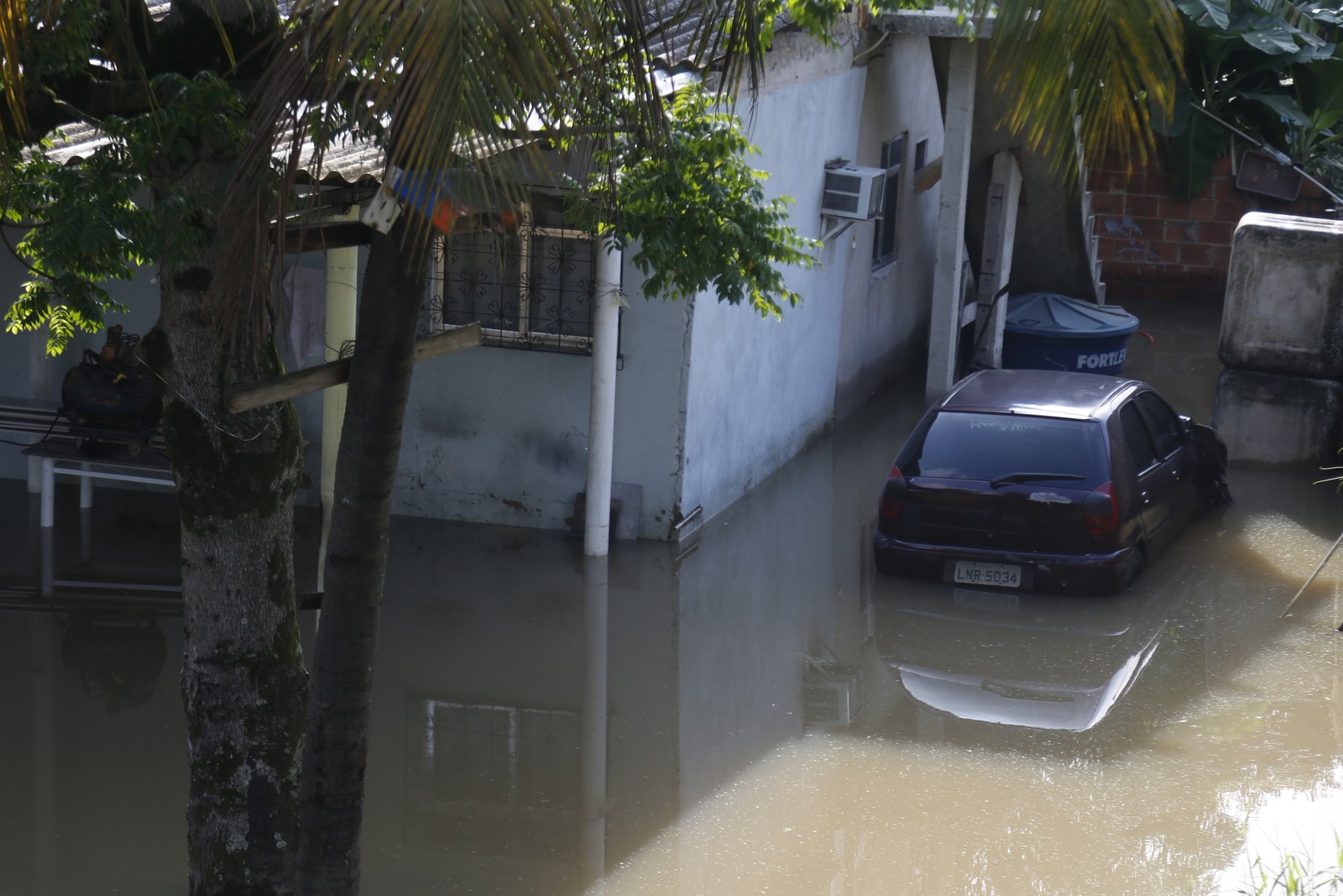 Carros também estão embaixo d'água. — Foto: FABIANO ROCHA