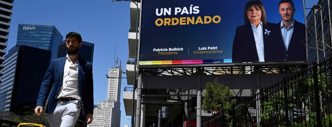 Cartaz com propaganda política da candidata presidencial pelo partido Juntos por el Cambio, Patricia Bullrich, e seu companheiro de chapa, Luis Petri, em Buenos Aires — Foto: Luis ROBAYO / AFP