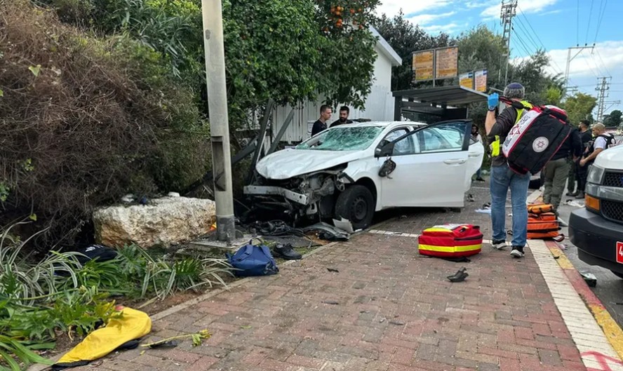 Carro colidiu contra poste após atropelamento em Israel