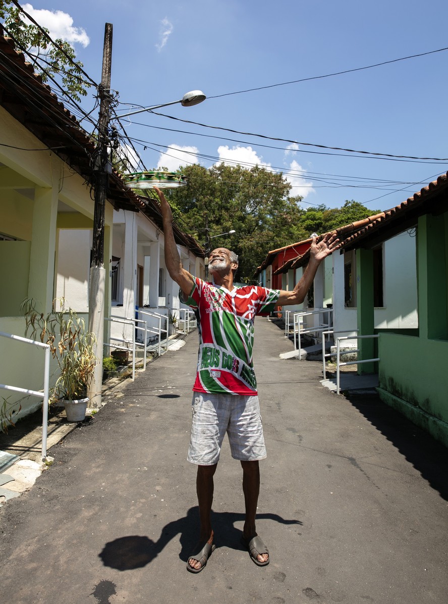 Carlinhos Pandeiro de Ouro rodopia o instrumento na ponta do dedo: o mais novo morador do Retiro dos Artistas: