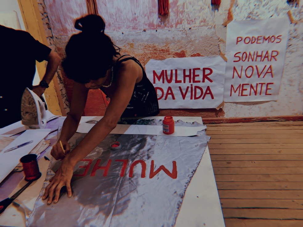 A artista plástica Hildebranda confecciona bandeiras e faz intervenções em peças levadas pelas folionas em seu ateliê — Foto: Rita Albano/Divulgação 