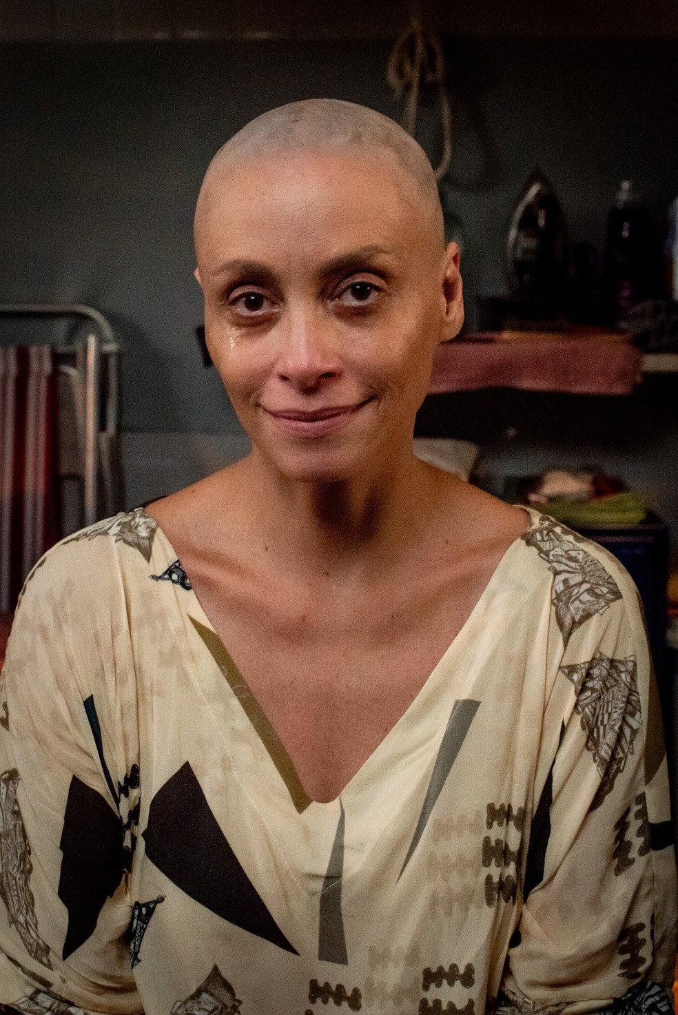 Suzana Pires raspou a cabeça para encarnar a protagonista do filme 'Câncer com ascendente em virgem' — Foto: Mariana Viana