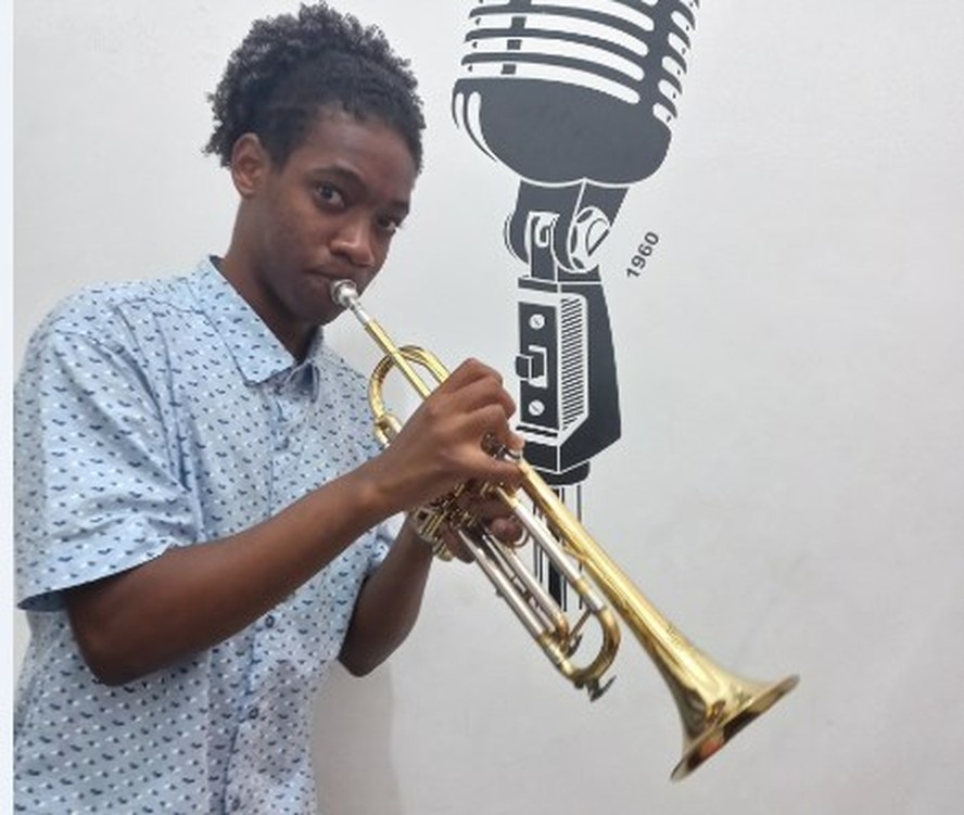 Lázaro Teixeira é aluno da Fábrica Musical