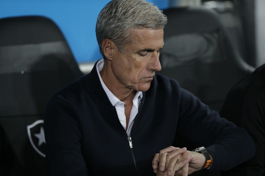 Luís Castro antes do jogo do Botafogo