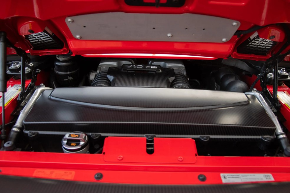 Motor V10 de 560 cv do Audi R8 GT Spyder — Foto: Reprodução Bring a Trailer